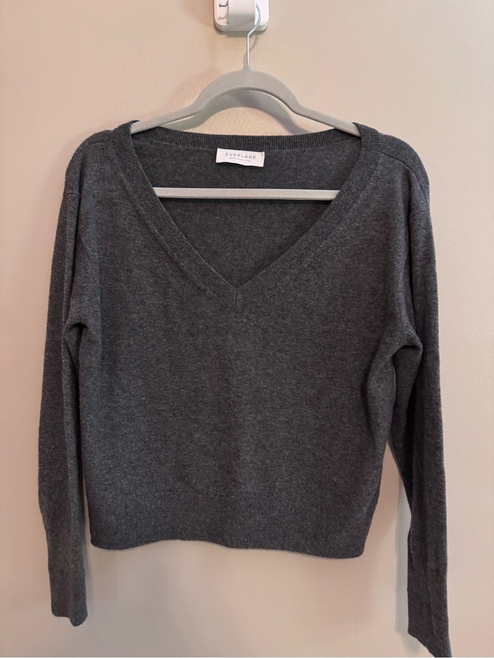 Everlane Women’s 100% Cashmere V-Neck Sweater